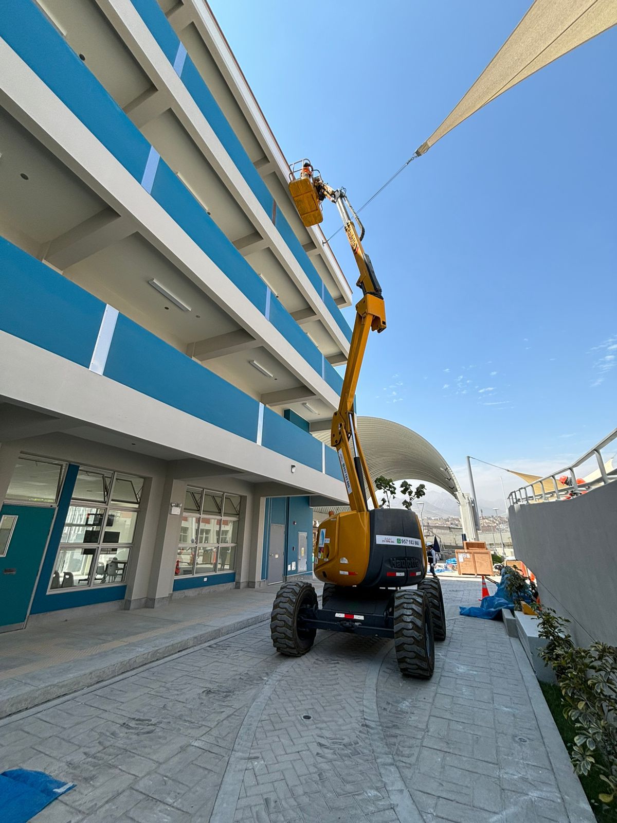 Plataformas manlift diesel de 16 mts trabajando en un colegio del bicentenario
