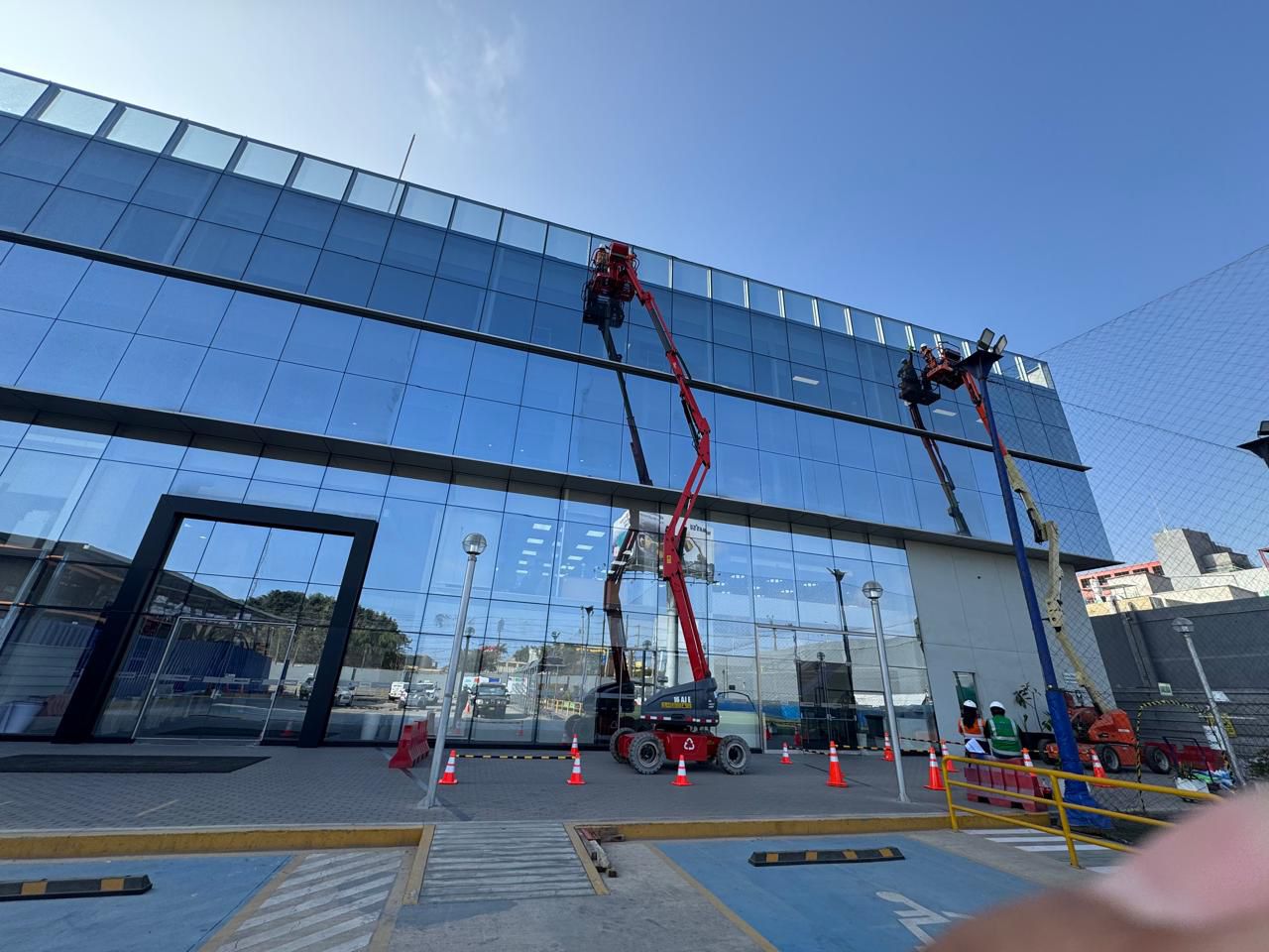 Plataformas manlift eléctricas de 16 mts trabajando en Komatsu