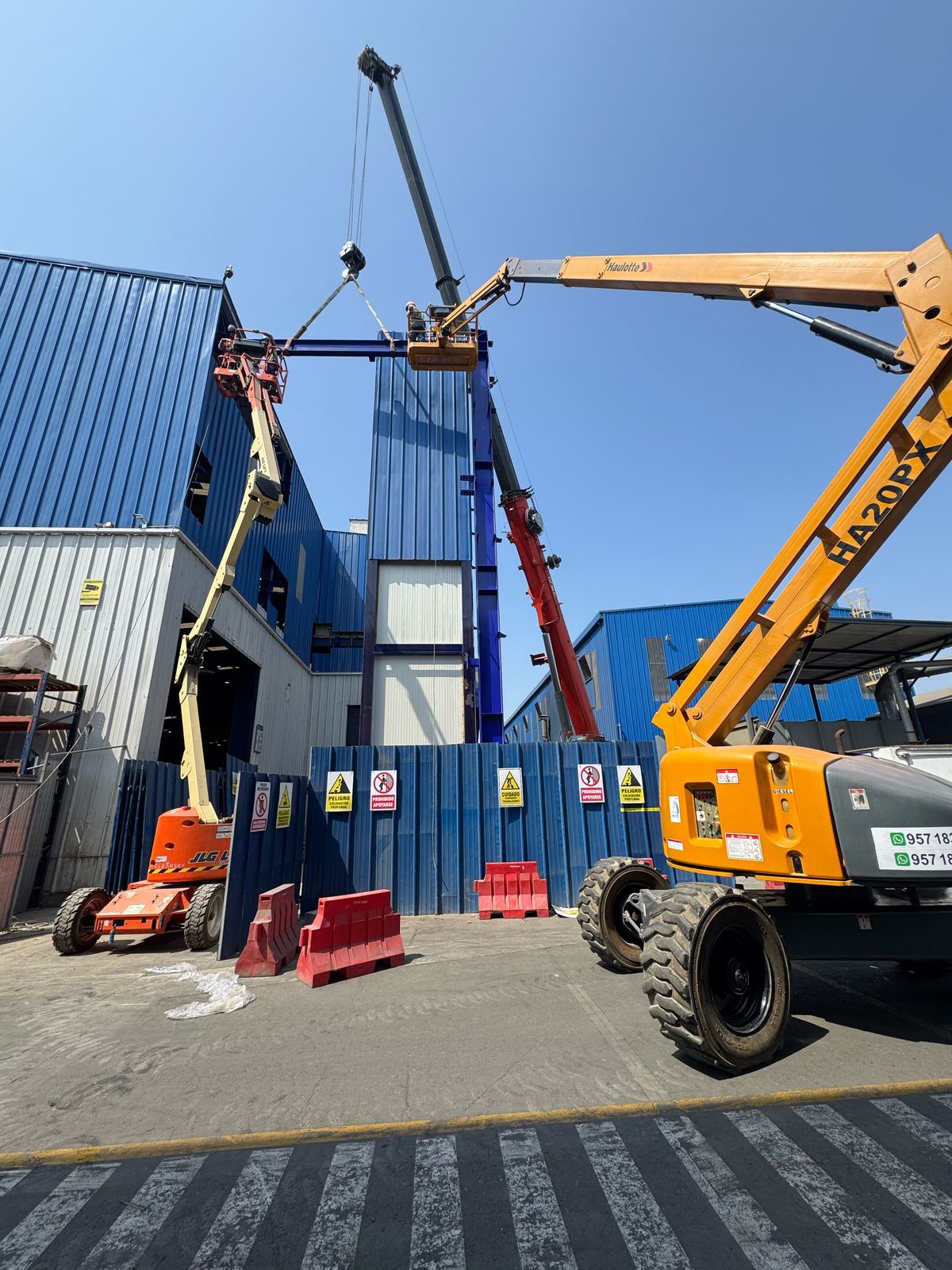 Plataformas manlifts de 16 y 20 metros trabajando en un proyecto de izajes