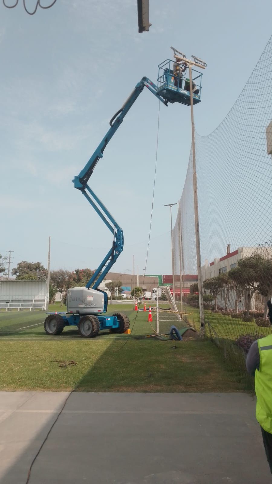 Plataforma manlift de 16 metros trabajando en luminarias